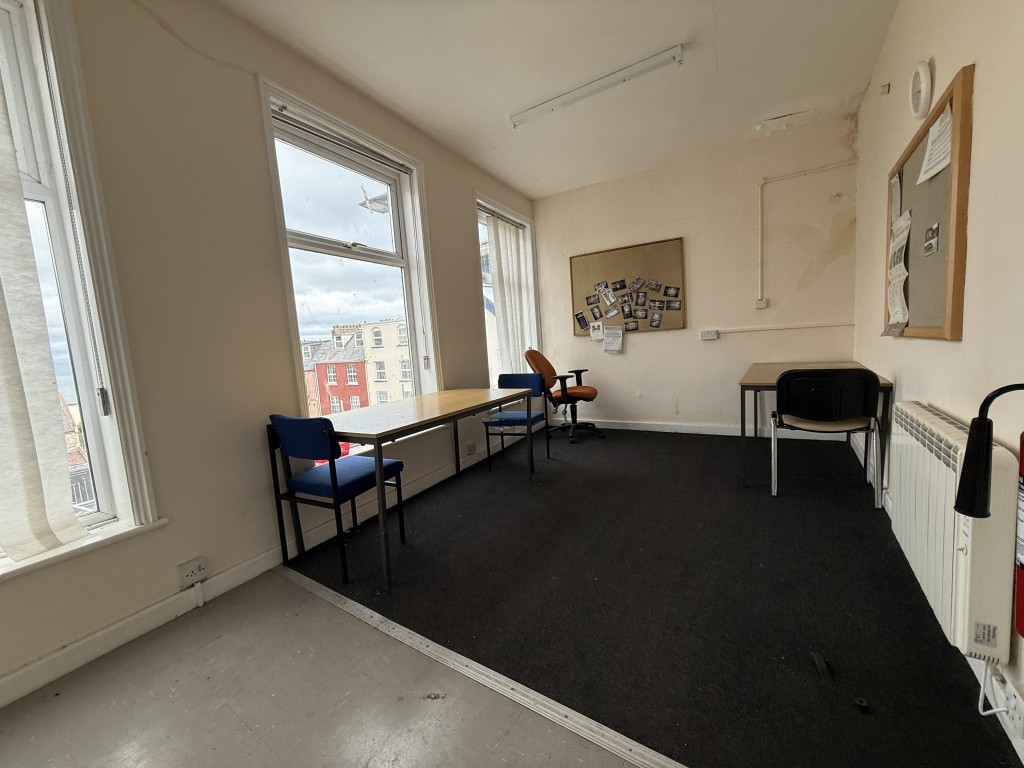Lot: 42 - SUBSTANTIAL FREEHOLD FORMER PHARMACY WITH EXTENSIVE COMMERCIAL ACCOMMODATION - Staff room